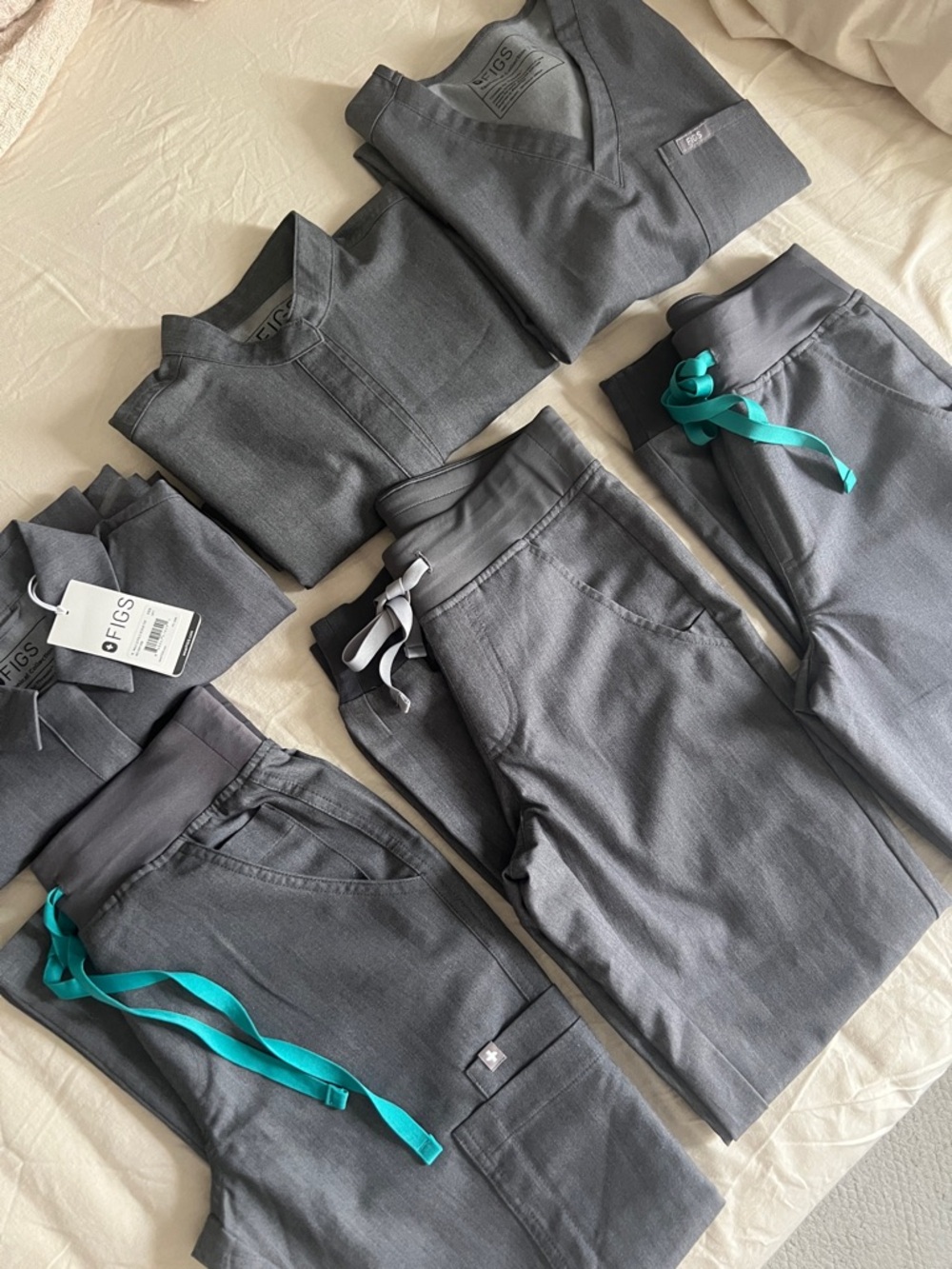 FIGS women’s XXS Scrubs in color graphite.